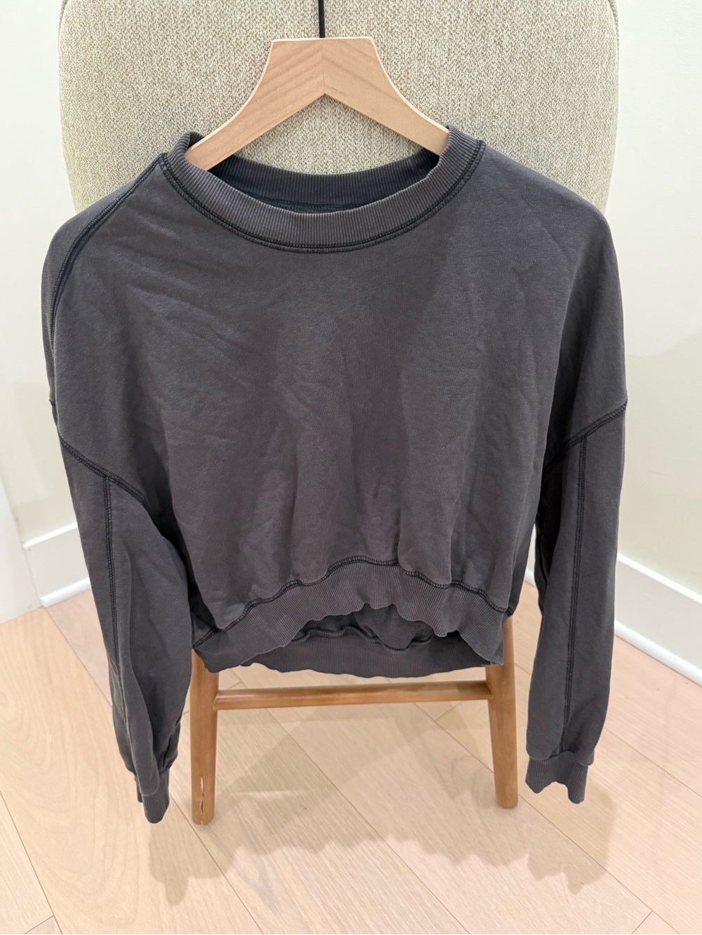 H&M Divided Charcoal Gray Cropped Crewneck Sweatshirt Size Medium